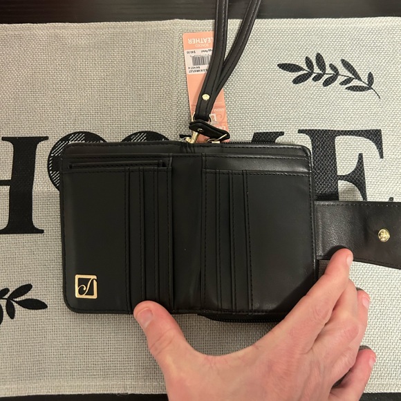 Stone Mountain Black Leather Wristlet Wallet NWT - Picture 4 of 5